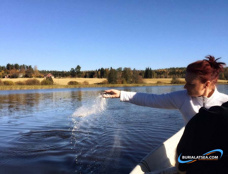 releasing ashes in the ocean